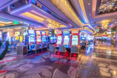 Top Trend Gaming section on dragon999 platform showing popular slots and live tables